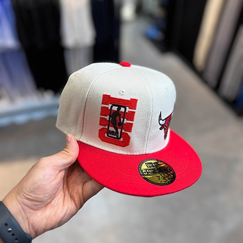 کلاه کپ فیت بک نیو ارا (NEW ERA LA) CHICAGO رنگ سفید قرمز سایز  (1/2)7 (59.6 CM)